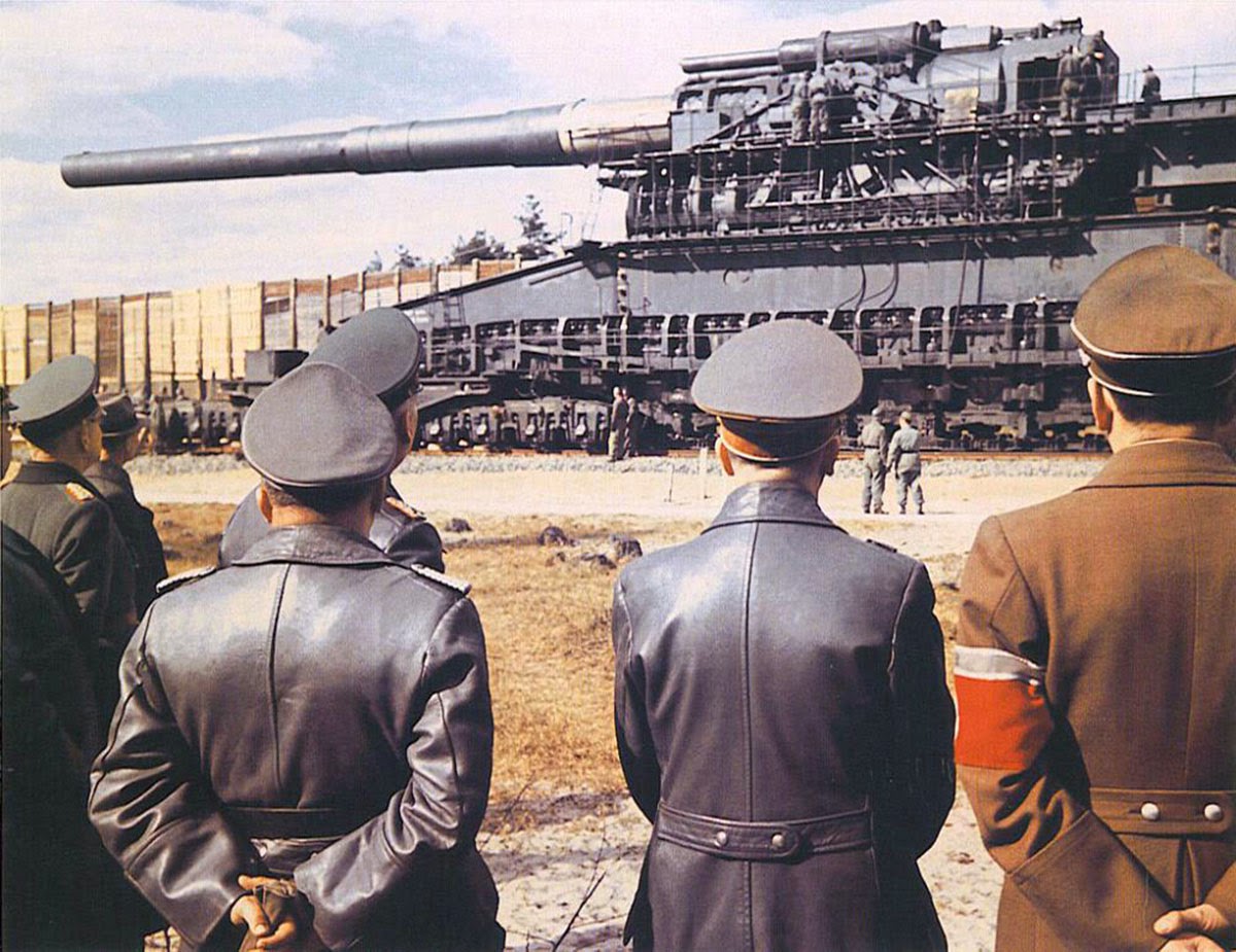 The Heavy Gustav, Hitler and generals inspecting the largest caliber rifled  weapon ever used in combat, 1941 - Rare Historical Photos